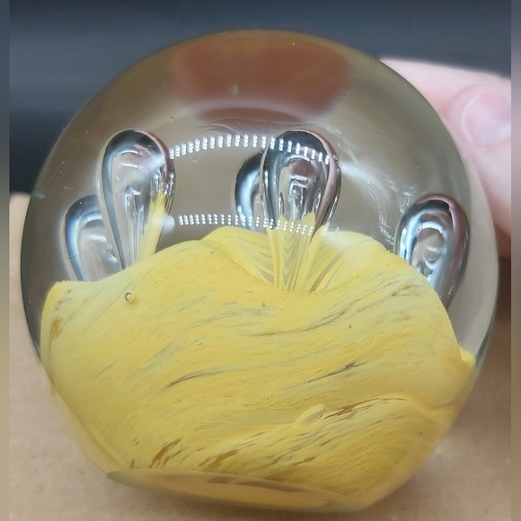 Art glass yellow swirl paperweight with teardrop bubbles - Picture 5 of 7
